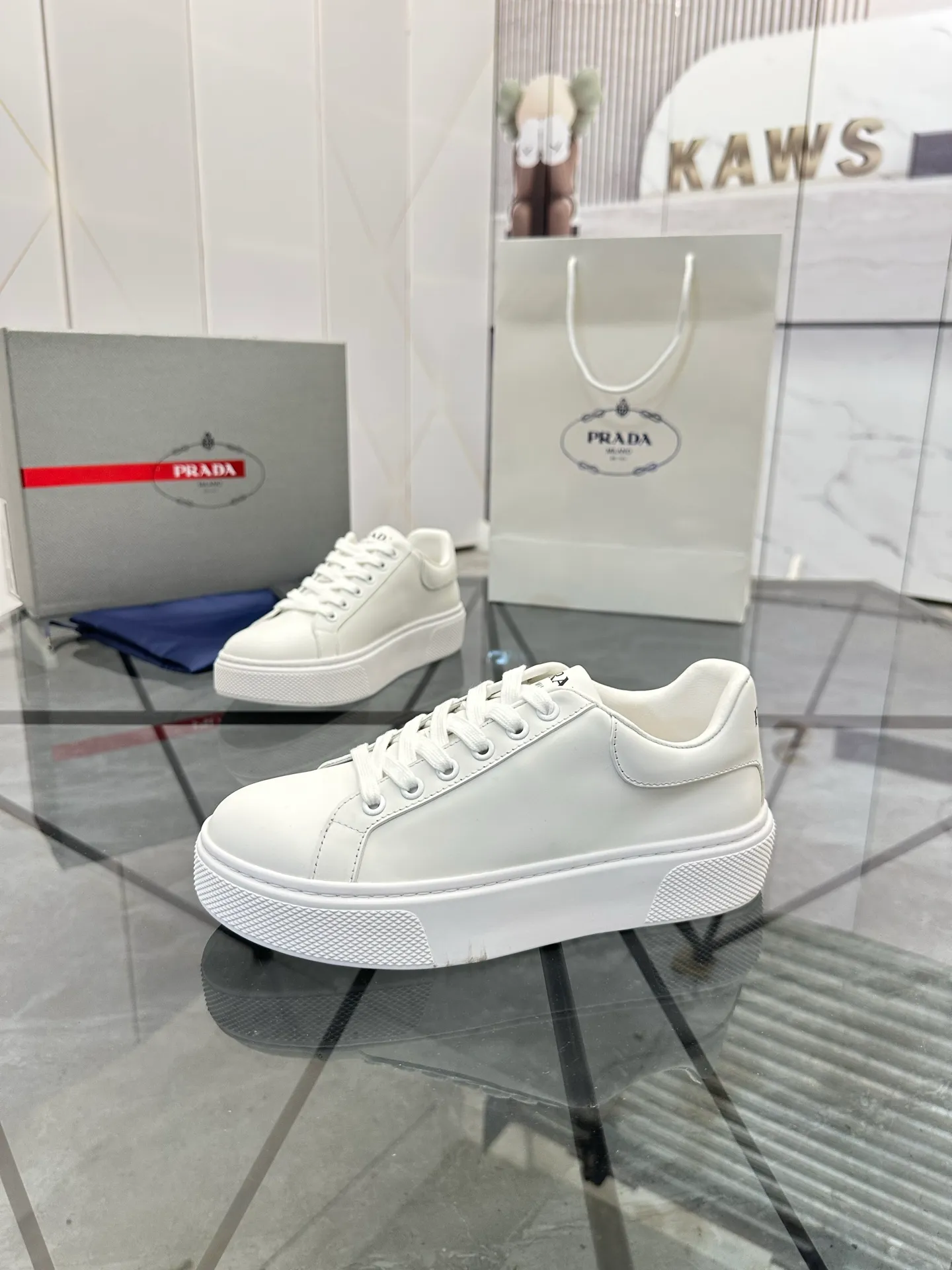 Men's shoes for sale 💰: 💰P520¥ High-end top quality Product trademark: Prada *"Prada*" low-top casual shoes Regular size: 35-45 (can be customized to 46) Couple style Product materials: imported first-layer cowhide leather upper, water-dyed sheep lining, original ultra-light foam outsole. No.: H201